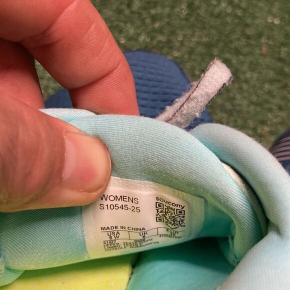 Saucony Hurricane 22 running shoes women’s size 8 wide (OKPM-12-006) - Picture 13 of 13